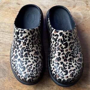 OOFOS Women's Leopard Print Clogs in Tan and Black